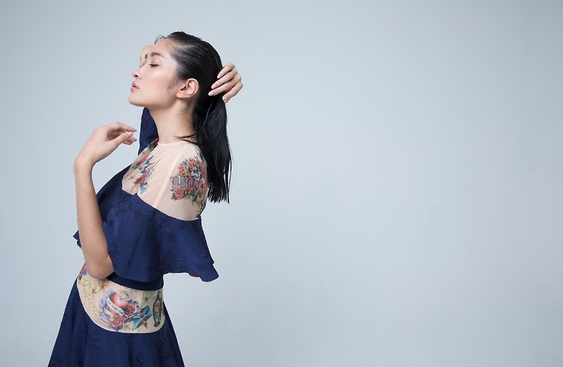 Off Shoulder Ruffle Dress With Tattoo Print - ชุดเดรส - วัสดุอื่นๆ สีน้ำเงิน