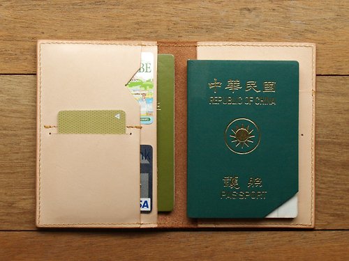 快速出貨【 維肯生活 】 Classic Tan 手工真皮護照夾/護照套 (客製刻印英文名/禮盒包裝)