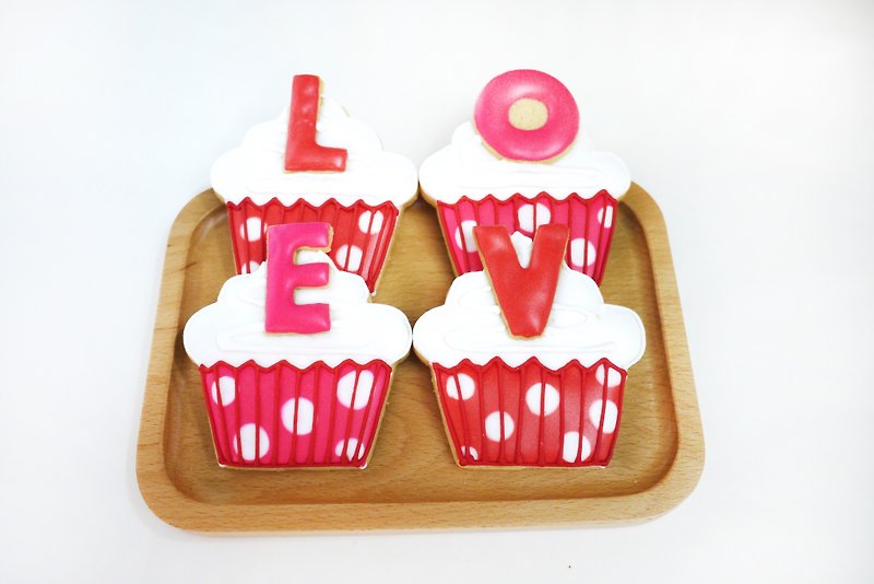 LOVEカップケーキ 手作りアイシングビスケットコンビネーション（文字はカスタマイズ可能） by anPastry - クッキー・ビスケット - 食材 レッド