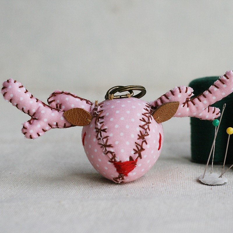 【布完美】點點麋鹿 手縫吊飾/鑰匙圈_草莓奶昔_豆豆眼 - 鑰匙圈/鎖匙扣 - 其他材質 粉紅色