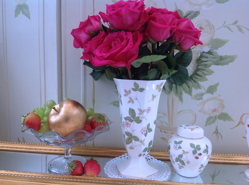 ♥ ♥ Annie crazy Antiquities British bone china Royal Queen wedgwood Wild Strawberry Wild Strawberries octagonal vase Medium - Plants - Other Materials Multicolor