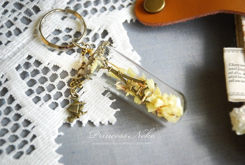 玻璃小世界～星空下的鐵塔 鑰匙圈/可改:吊飾/防塵塞 - 鑰匙圈/鎖匙扣 - 玻璃 黃色