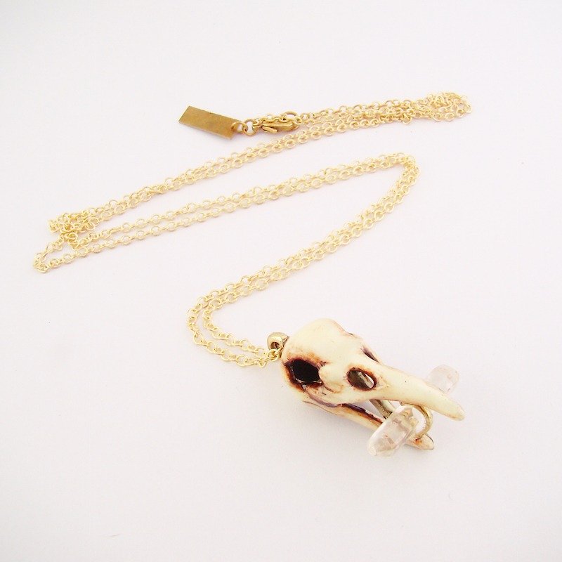 Realistic crow skull in brass with clear quartz stone and oxidized antique color - 項鍊 - 其他金屬 