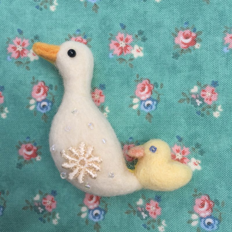 Mother duck and baby-hand-made wool felt pins - เข็มกลัด - ขนแกะ ขาว