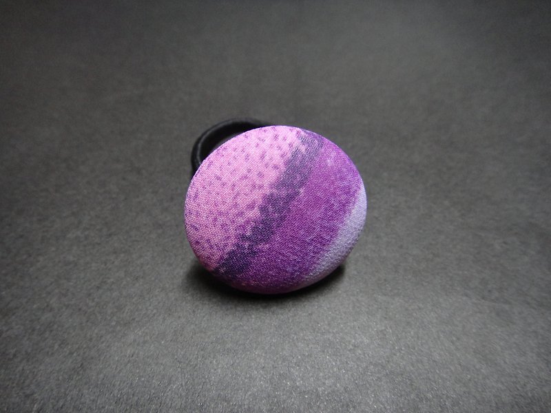 (C) 紫色謎霧_布製鈕釦髮圈【隨機出貨】C48CIY70 - 髮夾/髮飾 - 其他材質 紫色