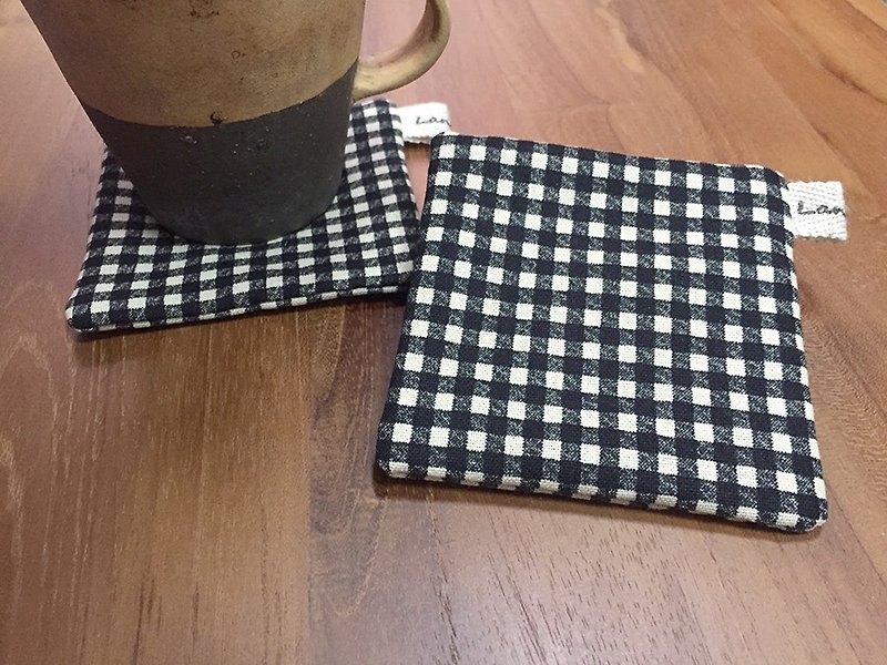 :: Lane68 :: checkered handmade coasters (set of two) - ผ้ารองโต๊ะ/ของตกแต่ง - วัสดุอื่นๆ สีดำ