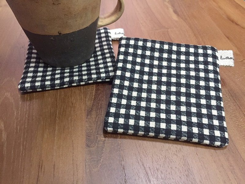 :: Lane68 :: checkered handmade coasters (set of two) - ผ้ารองโต๊ะ/ของตกแต่ง - วัสดุอื่นๆ สีดำ