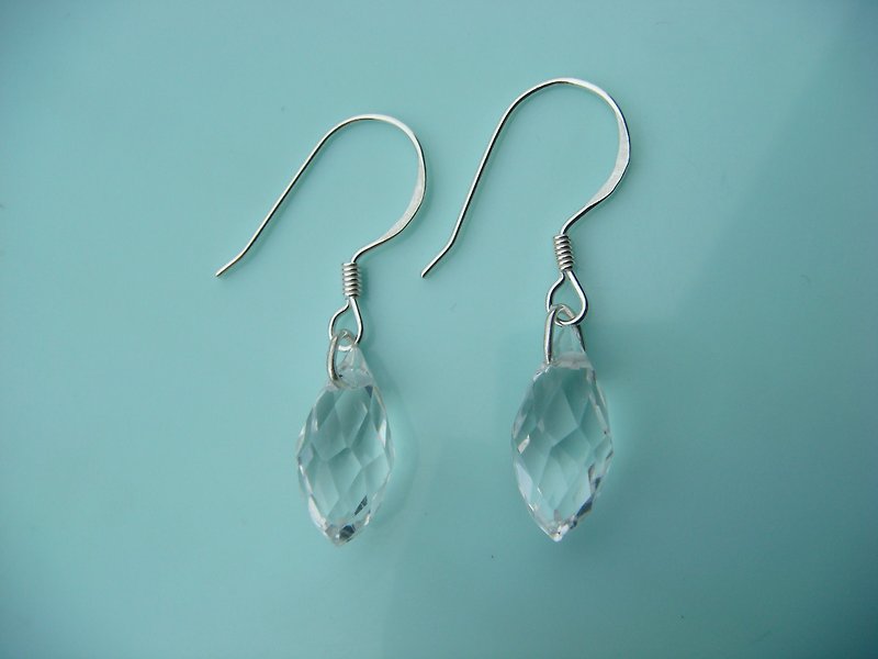 The water drops cut the Austrian crystal. 925 sterling silver earrings - Earrings & Clip-ons - Other Metals White