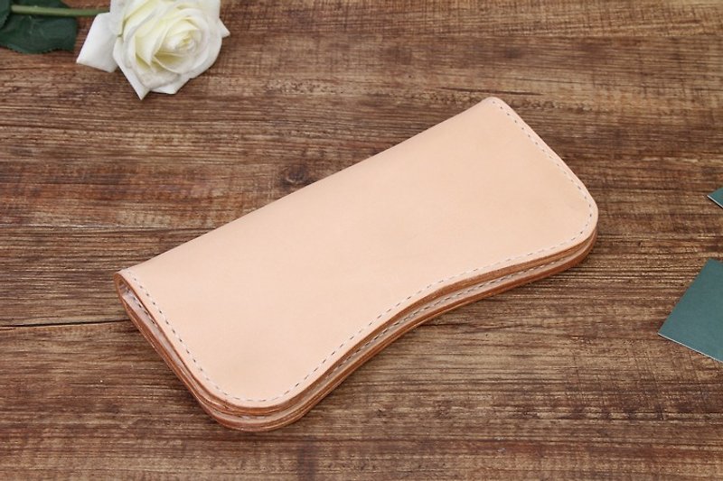 [Cut line] Italian vegetable tanned leather handmade leather ladies wallet π-shaped long clip 005 original color - กระเป๋าสตางค์ - ไม้ สีกากี
