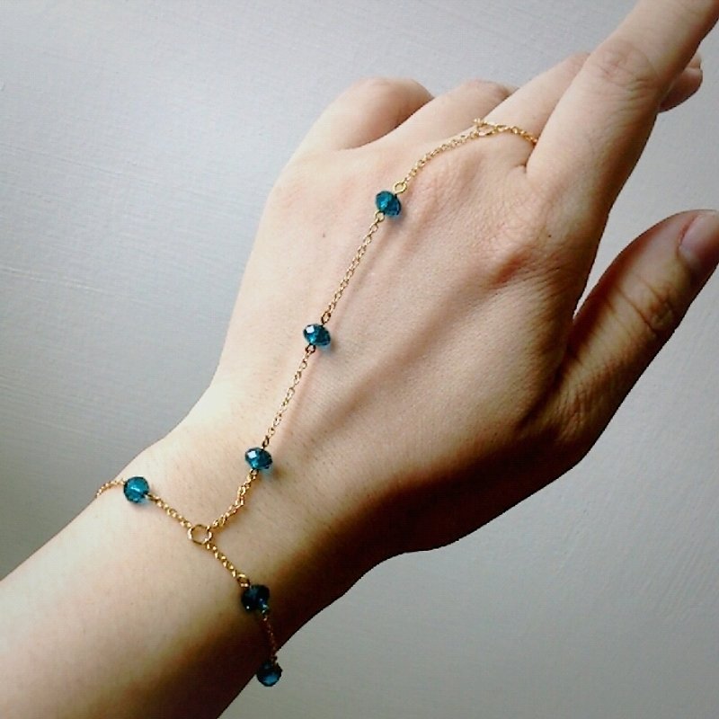Shining light around the mean - mysterious blue crystal bracelet - สร้อยข้อมือ - วัสดุอื่นๆ สีน้ำเงิน