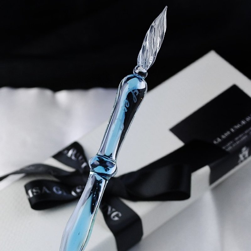 【MSA玻璃藝術文具】(馬爾地夫)水晶藝術雕刻雙色玻璃筆(含玻璃筆座)情人節禮物 送禮 刻字訂做 (不含墨水) - 酒杯/酒器 - 玻璃 藍色