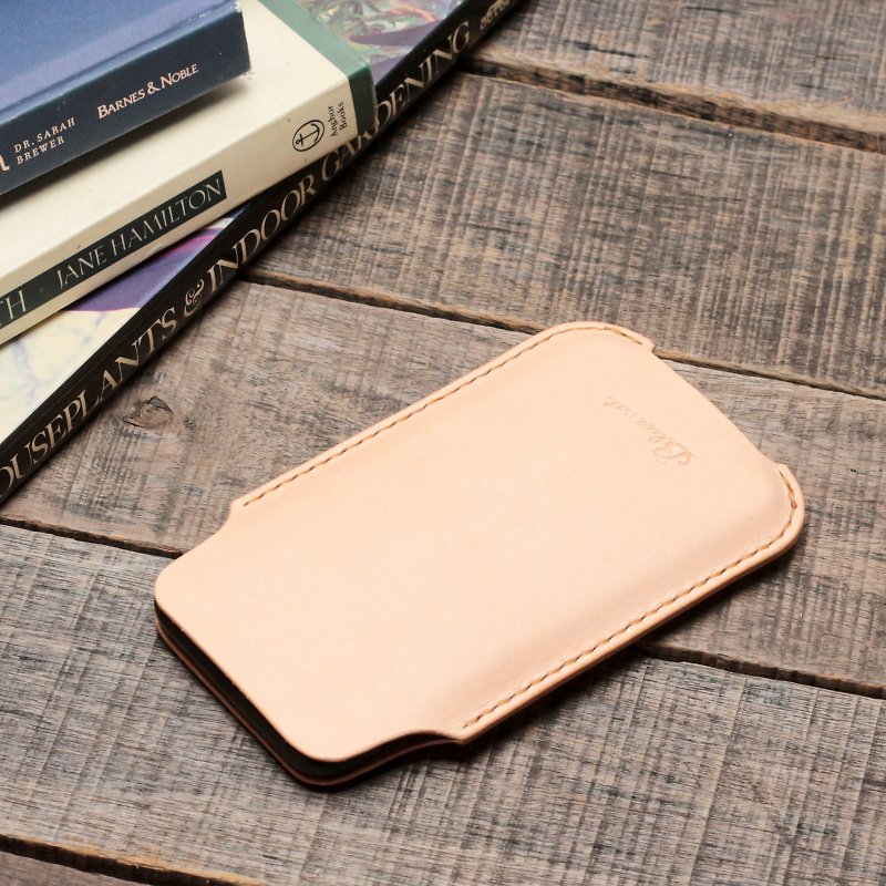 Crafted iPhone case - for bare metal | Original color vegetable tanned cow leather | Multi-color - เคส/ซองมือถือ - หนังแท้ สีนำ้ตาล