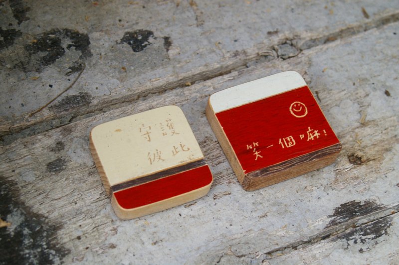 Custom, old wooden hand-lettering, strap / magnet / pin, red series of small squares. - อื่นๆ - ไม้ สีแดง