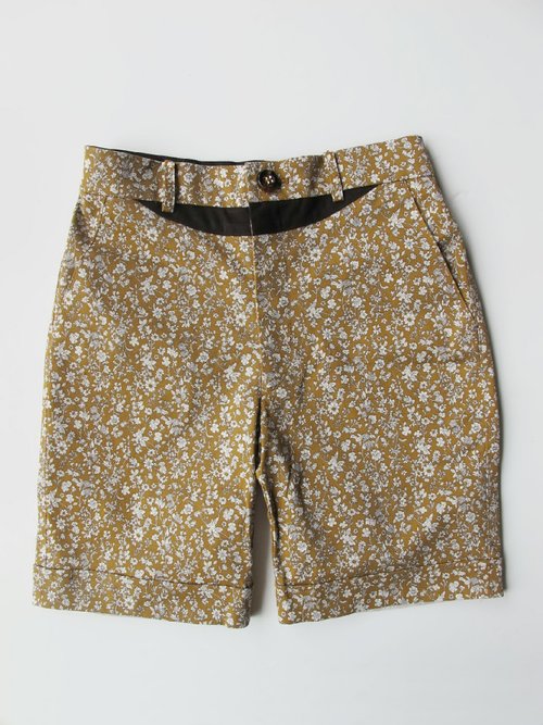 Machismo-smiling line splicing small floral shorts
