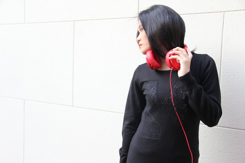 Khieng Atelier 字母摟空毛衣（女）-經典黑 - 女毛衣/針織衫 - 其他材質 黑色