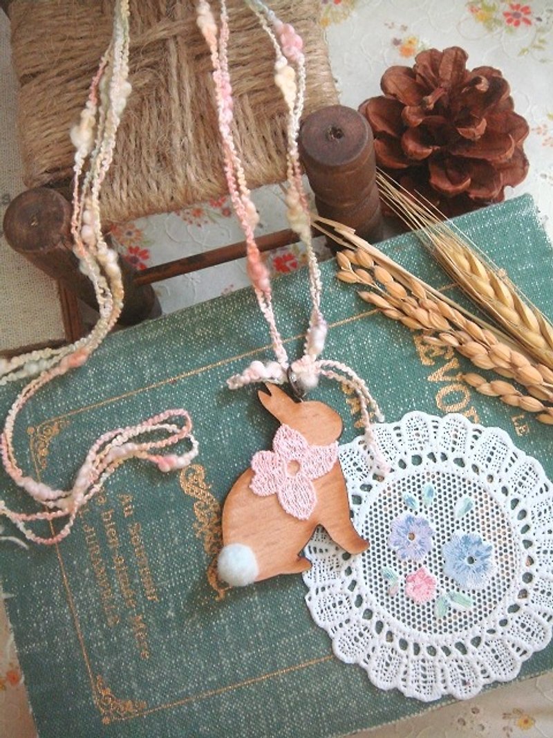 Garohands hand-burned edge wooden bunny Japanese hand-dyed woolen yarn feel long chain A442 gift Christmas exchange gift - Necklaces - Wood Pink