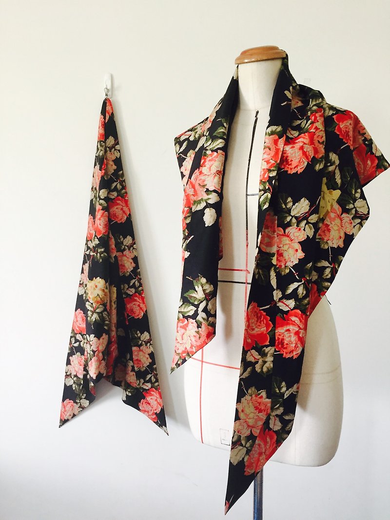Retro woman silk rose print triangle scarf/shawl - ผ้าพันคอ - วัสดุอื่นๆ สีดำ