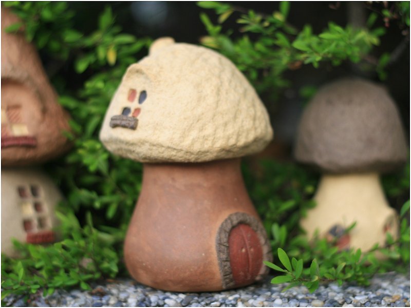 【蘑菇村 Mushroom Village】超質感陶手作蘑菇大屋,不含貓頭鷹 - 花瓶/花器 - 陶 橘色