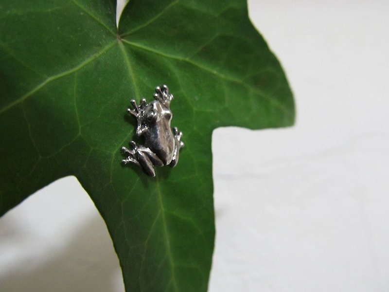 small frog earrings - ต่างหู - โลหะ สีเทา