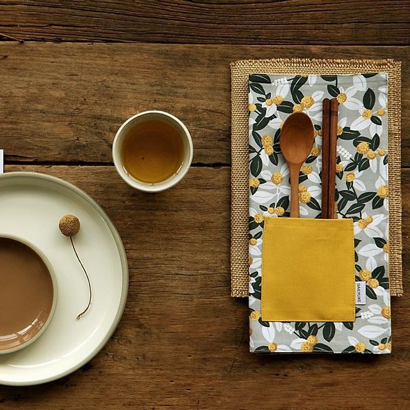 Dailylike Pocket Napkin Placemat - Golden Hydrangea, E2D38841 - ผ้ารองโต๊ะ/ของตกแต่ง - วัสดุอื่นๆ สีเทา