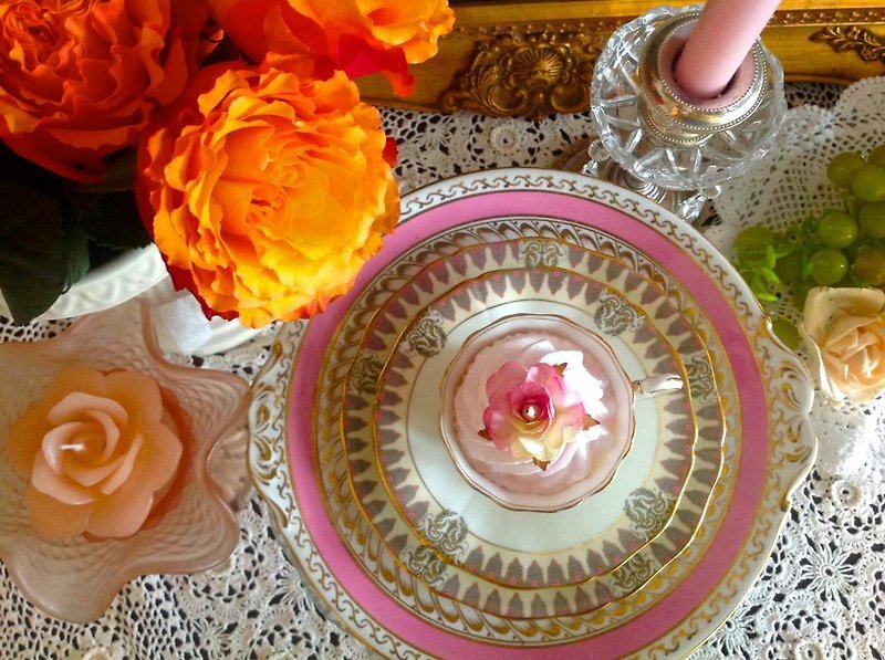 アン♥♥ヴィンテージレトロアンティーク骨董品クレイジーイギリスのボーンチャイナ1950フレンチスタイルの花のボーンチャイナティーカップピンクレディーバッジ、マグカップ三つのグループ - バッジ・ピンズ - その他の素材 ピンク