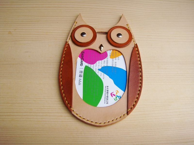 ISSIS - Handmade Leather Styling ID Card Holder - Owl No. 2 - ที่ใส่บัตรคล้องคอ - วัสดุอื่นๆ สีนำ้ตาล