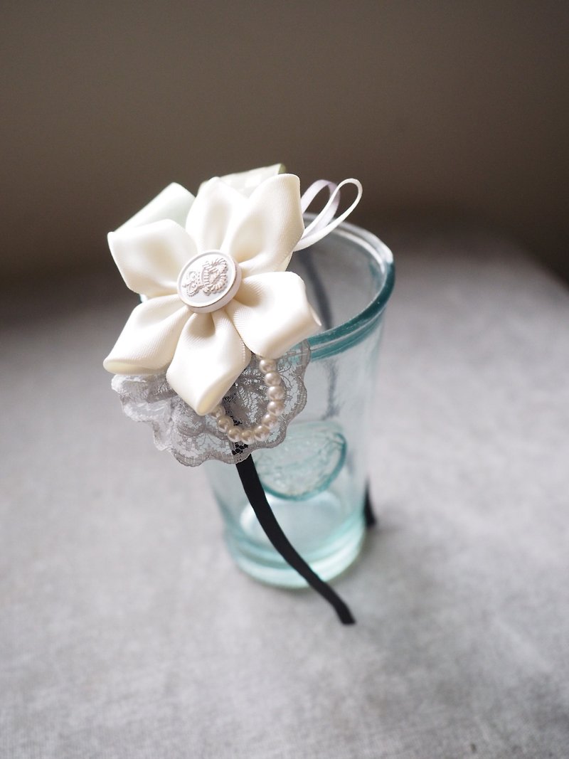 Handmade Hair Accessory with white ribbon flower - เครื่องประดับผม - วัสดุอื่นๆ ขาว
