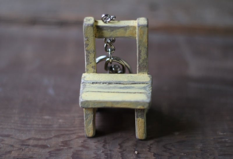 Old school chair ㅠ keychain - ที่ห้อยกุญแจ - ไม้ สีเหลือง