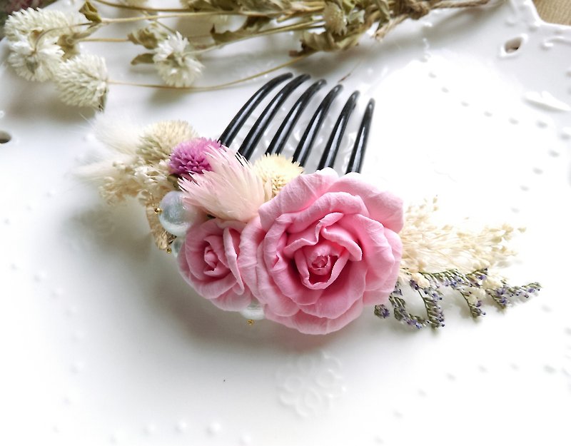 【姉さん。 LICA＆つぼみ。美しくエレガントなピンクのバラの結婚式のシリーズ]。ブライダルジュエリーのヘアアクセサリー。結婚式の屋外写真。 - ヘアアクセサリー - 寄せ植え・花 ピンク