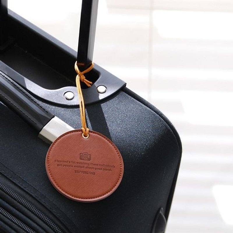 Dessin x PLEPIC- small round leather luggage tag - Toffee Brown, POJ92047 - ป้ายสัมภาระ - หนังแท้ สีนำ้ตาล