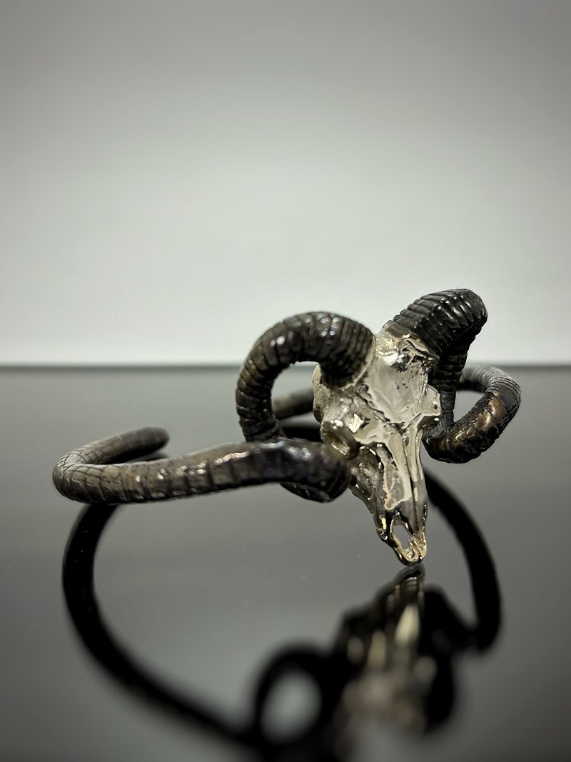 Ram skull bangle in white bronze ,Rocker jewelry ,Skull jewelry,Biker jewelry - สร้อยข้อมือ - โลหะ 