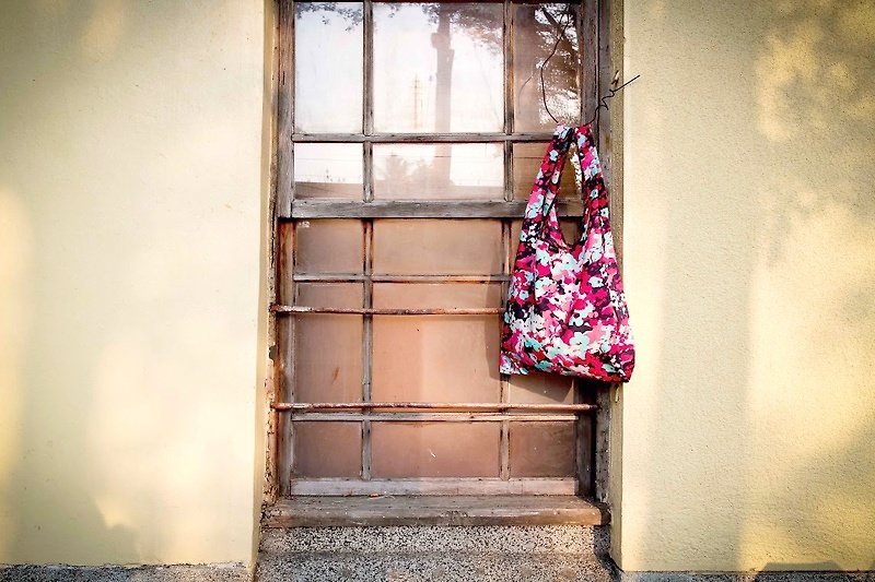 Traveler. Handbag // camouflage flower strawberry fruit tea bag - Messenger Bags & Sling Bags - Waterproof Material Pink