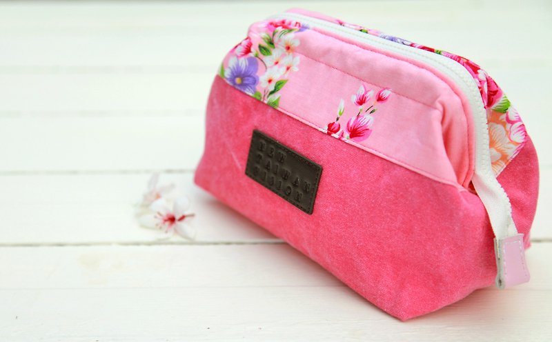 [Mouth gold cosmetic bag] painted flowers - pink - กระเป๋าเครื่องสำอาง - วัสดุอื่นๆ 