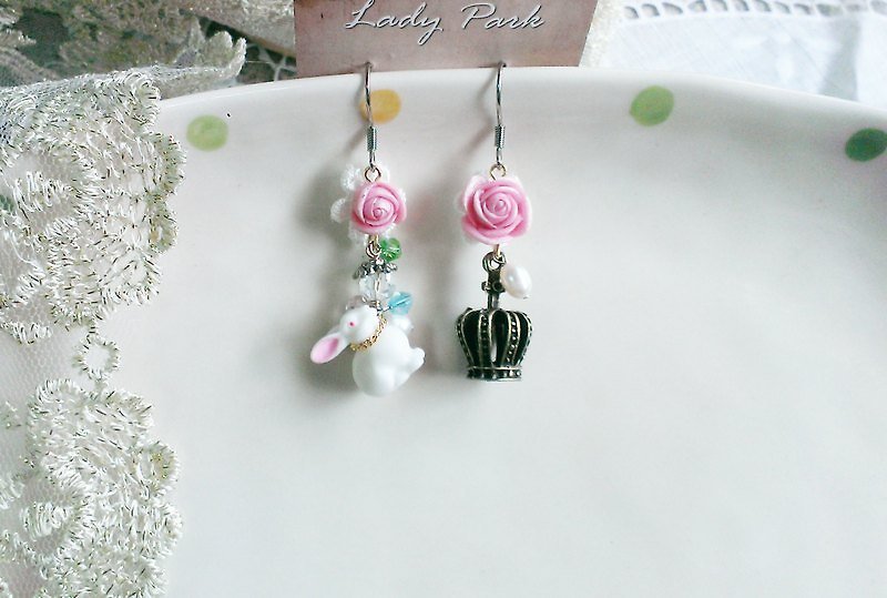 Lady Park．{兔兔女孩皇后}．抗過敏不繡鋼針式/夾式 耳環 - Earrings & Clip-ons - Other Materials Pink