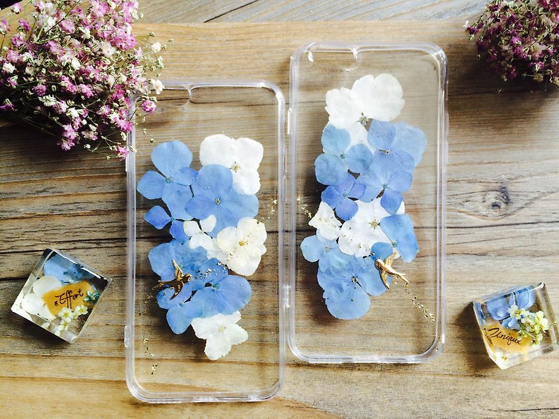 Pressed flowers Phone Case/Hydrangea/design of blue sky - เคส/ซองมือถือ - วัสดุอื่นๆ ขาว