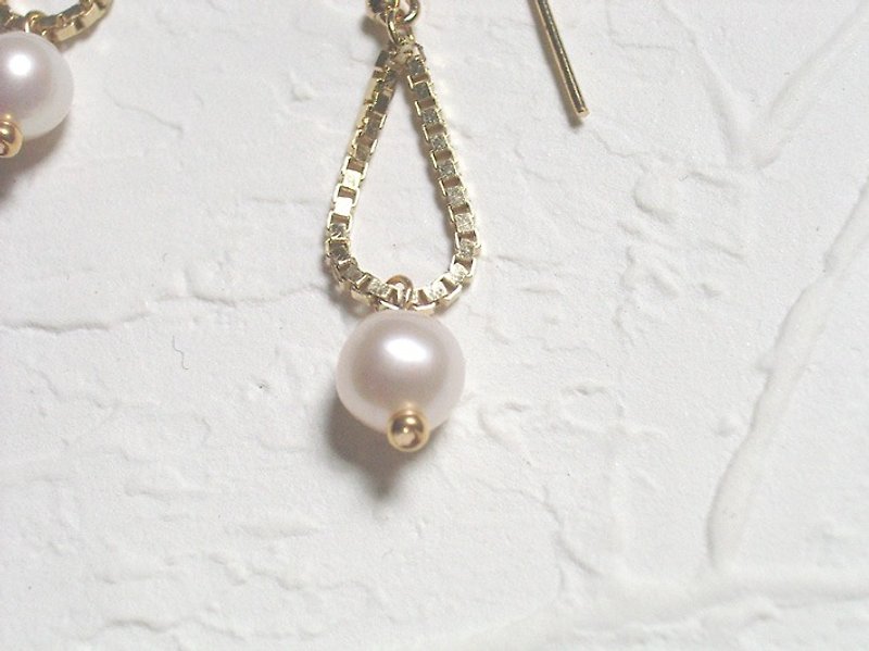 Personalized pearl earrings small shake - ต่างหู - วัสดุอื่นๆ สีกากี