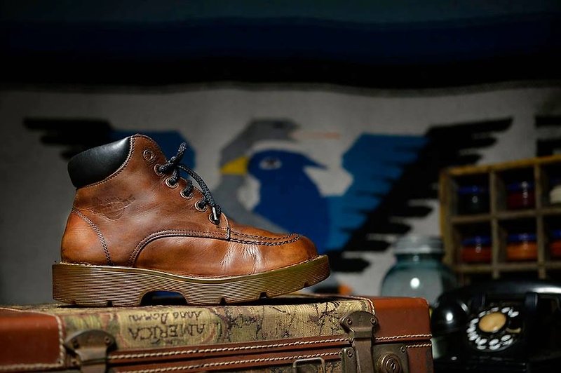 Dr. Martens Vintage British retro Caramel 6 hole bottomed work boots - รองเท้าหนังผู้ชาย - หนังแท้ สีทอง
