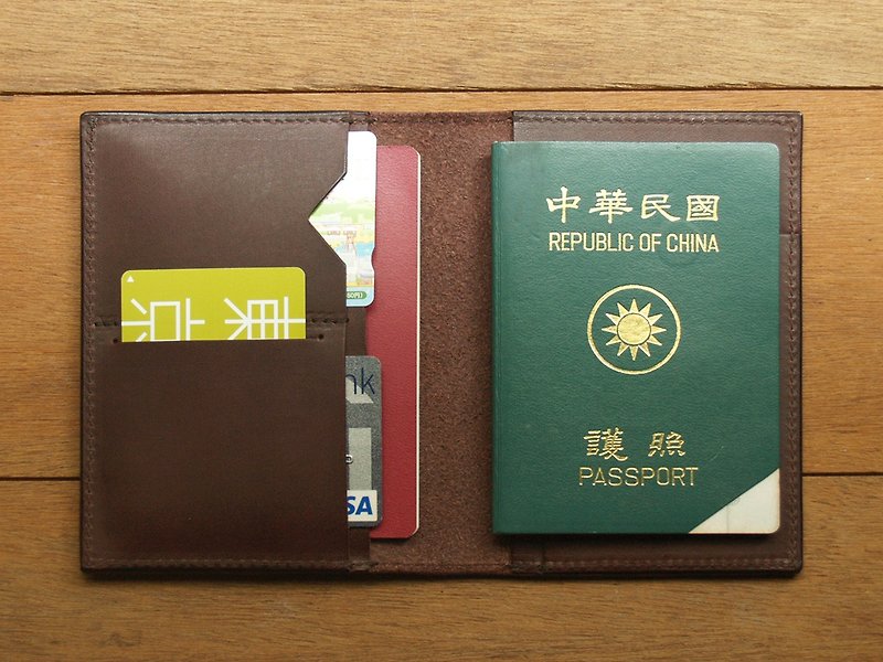 Dark Coffee 手工真皮護照夾/護照套 (禮盒包裝/客製刻印英文名) - 護照夾/護照套 - 真皮 咖啡色