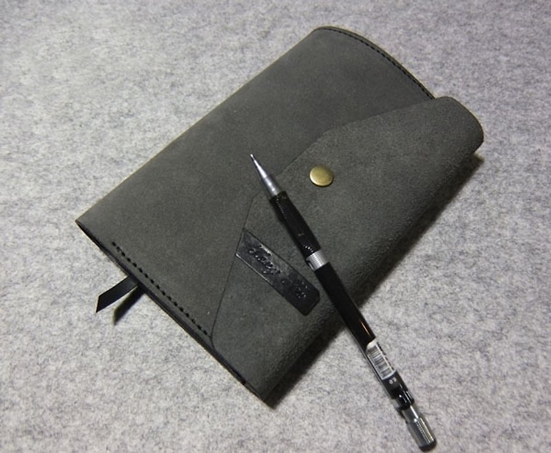 手工皮件設計 真皮銅釦式活頁筆記本升級版3卡+L夾。a6-Size 灰色麂皮+個性黑 - 筆記本/手帳 - 真皮 多色