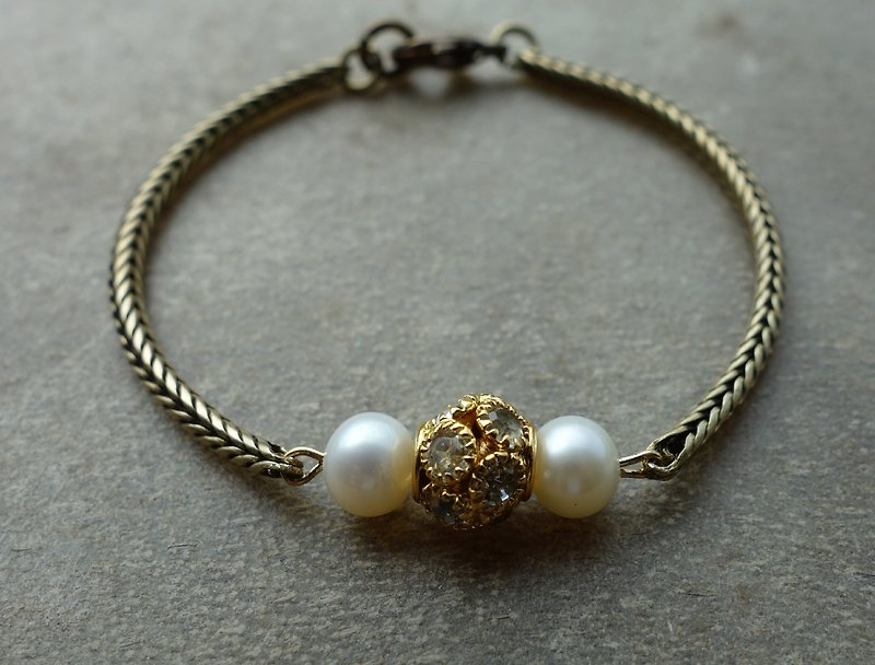 Vintage brass snake chain pearl bracelet - สร้อยข้อมือ - เครื่องเพชรพลอย 