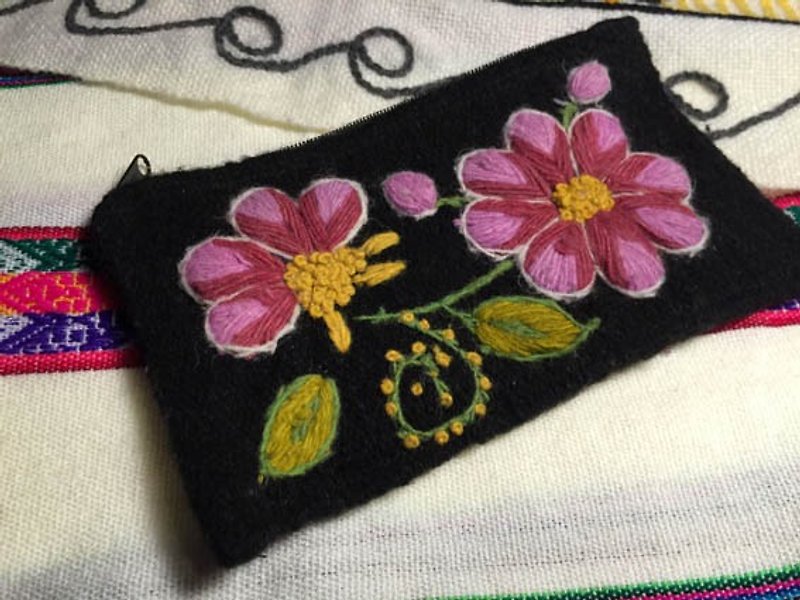 Warm color flower hand-embroidered pouch - กระเป๋าเครื่องสำอาง - หนังแท้ หลากหลายสี