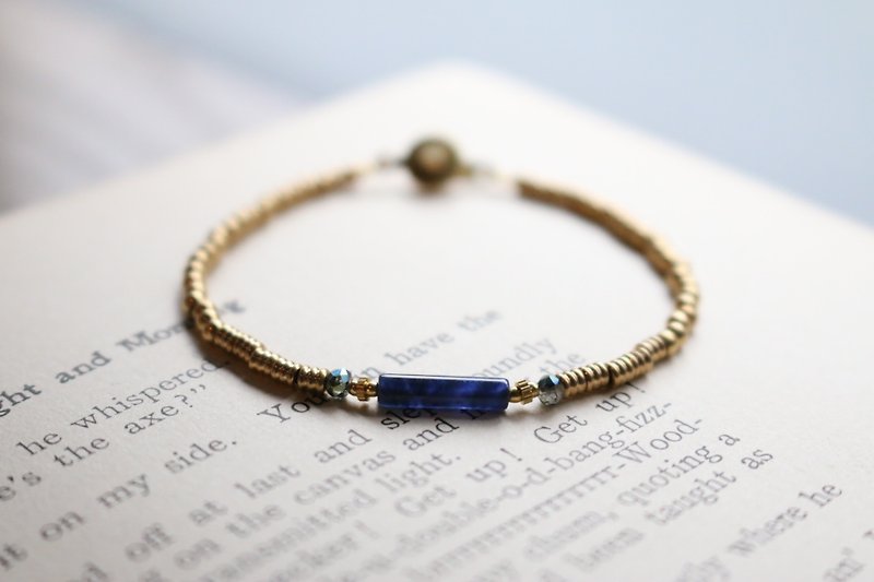 Sodalite brass bracelet (old house） - สร้อยข้อมือ - เครื่องเพชรพลอย สีน้ำเงิน