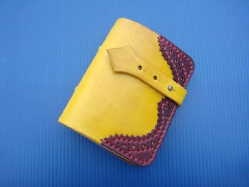 [ISSIS] Genuine leather hand-made British Oxford carved card ticket book - yellow Brown - ที่ใส่บัตรคล้องคอ - หนังแท้ 