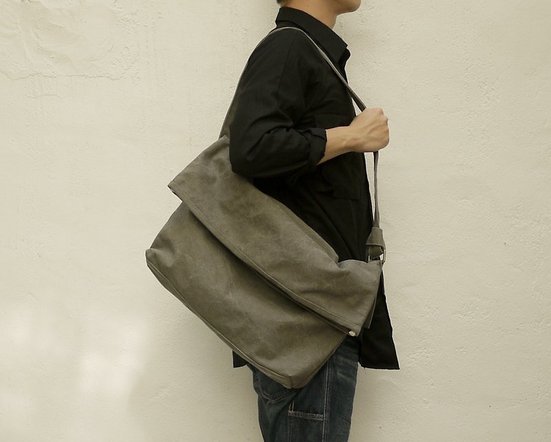 Folly Shoulder Bag L - กระเป๋าแมสเซนเจอร์ - วัสดุอื่นๆ 