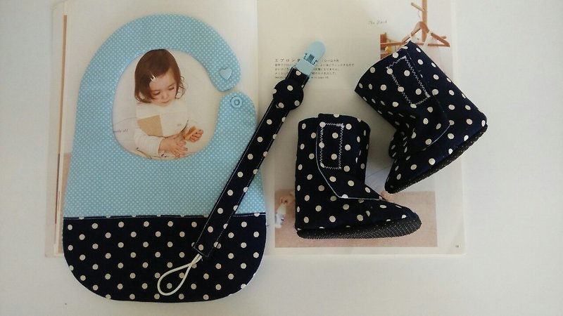藍底點點彌月禮物 嬰兒靴+圍兜+奶嘴鏈 - 彌月禮盒 - 棉．麻 藍色