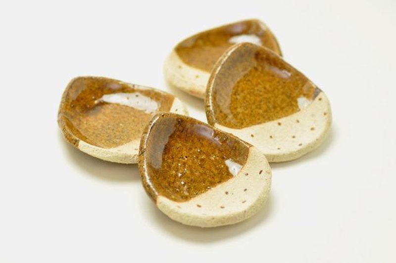 Acorn bean plate [small plate] - จานเล็ก - วัสดุอื่นๆ สีนำ้ตาล