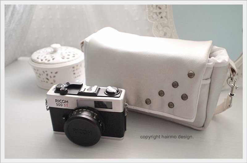 [ｈａｉｒ．ｍｏ] 銀白鉚釘雙鏡皮革拉鍊側背相機包(銀)-EP.GF.LX系列 - Camera Bags & Camera Cases - Genuine Leather White
