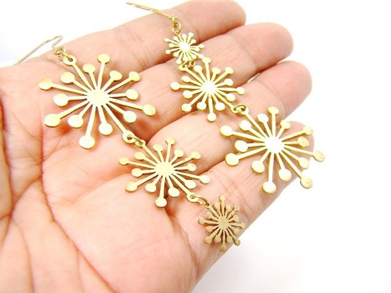 Firework earring in brass hand sawing - 耳環/耳夾/耳骨夾 - 其他金屬 