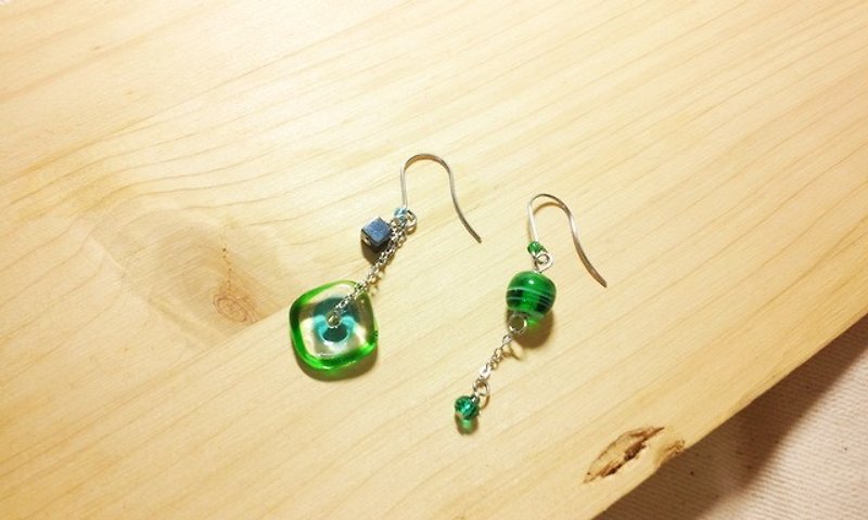 Yuzu Lin Glazed Asymmetric Design-Modern Geometric Style-Elf Green x Light Sea Blue Can be Changed to Clip-on Style - Earrings & Clip-ons - Glass Multicolor
