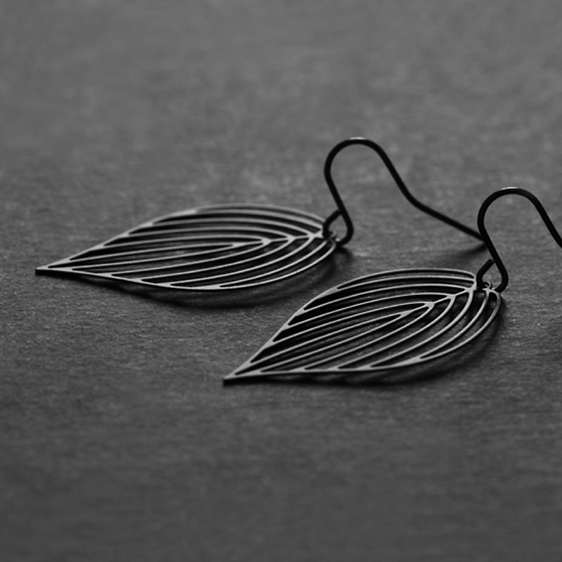 Black leaf earrings Black Leaf Earrings - ต่างหู - โลหะ 